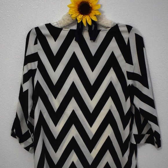 Chiffon blouse with cute button details - Picture 6 of 6